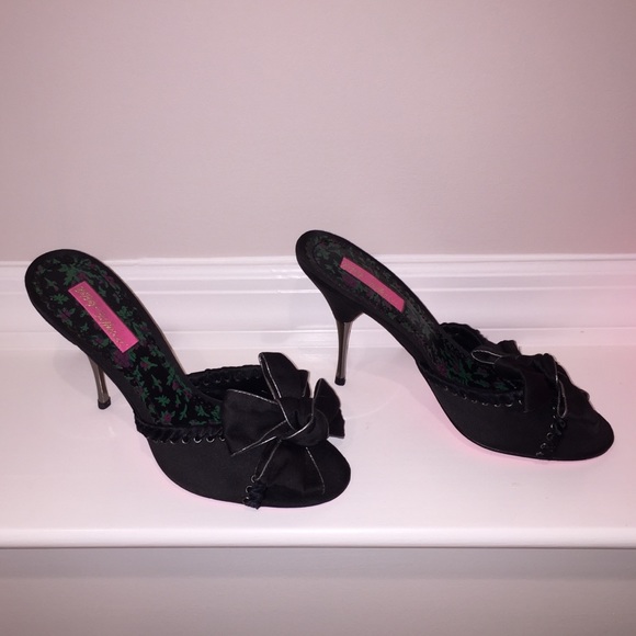 Sexy Betsey Johnson black satin bow stiletto heels - Picture 2 of 10